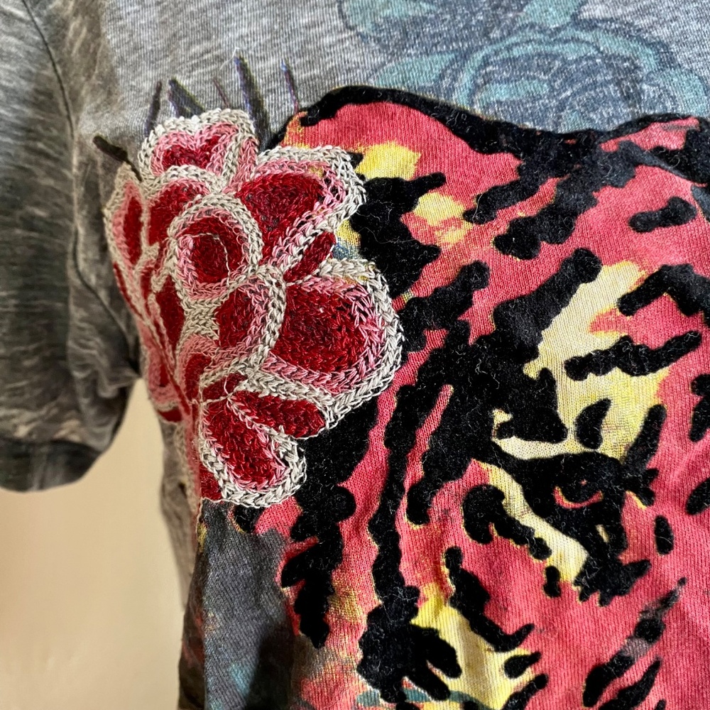 NWT Lucky Brand grey embroidered tiger floral short sleeve t-shirt Size Small - Picture 4 of 10